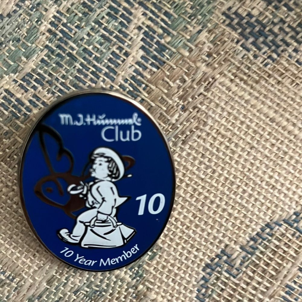 Hummel 10th anniversary tac pin